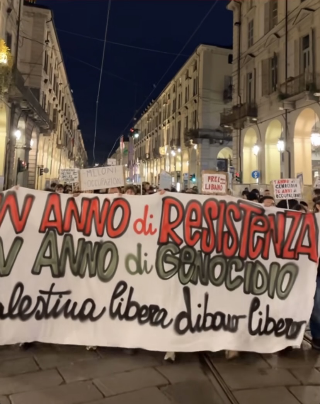 Corteo pro Palestina: petardi contro la polizia e falò in piazza Vittorio